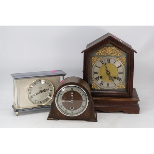 618 - An Oak cased bracket clock, together with an oak cased mantle clock, and a Staigen Chrometron quartz... 