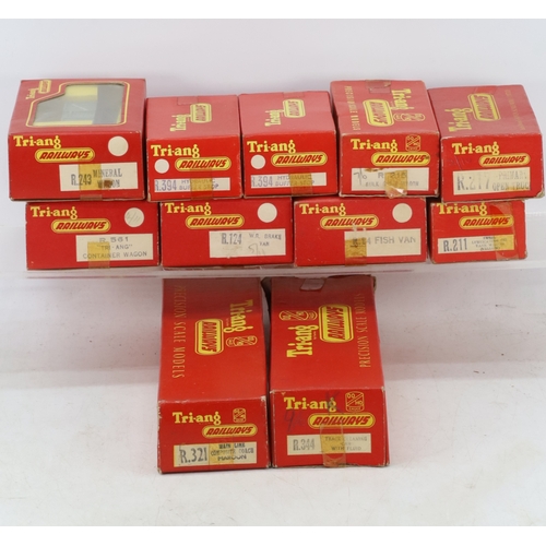 Selection of Triang Railways wagons and carriages to include R243, R394 ...