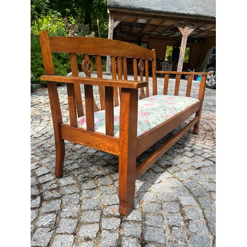 41 - Arts and craft liberty style oak settle with later upholstered seat measures approx. 158cmW x 64cmD