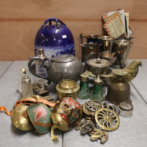 134 - Assorted sundries to include metalwares, ceramics etc