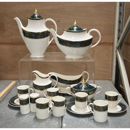 460 - Quantity of Royal Doulton Carlyle dinner ware