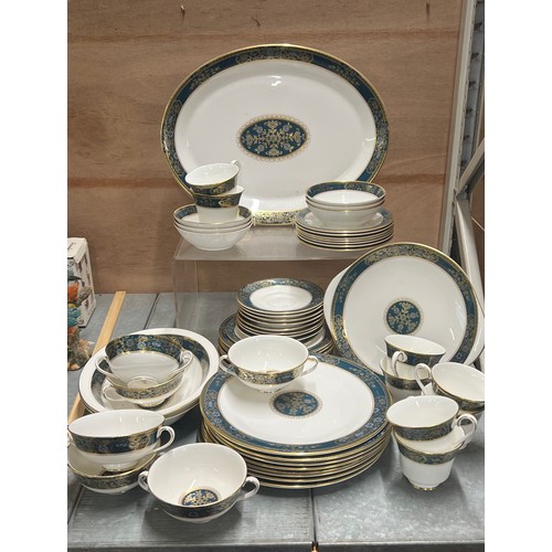 460 - Quantity of Royal Doulton Carlyle dinner ware