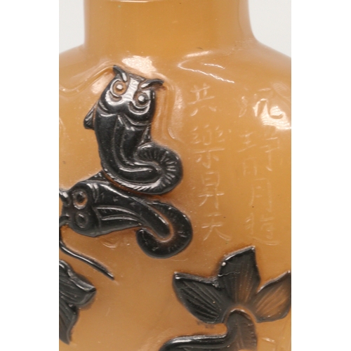 15 - Chinese snuff bottle carved agate, signed