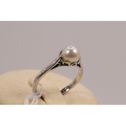 133 - 18ct white Gold ring set with pearl