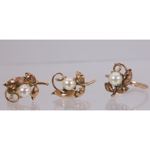 141 - 14ct gold ring set with seed pearl together with matching earrings (approx. weight 5.8g)