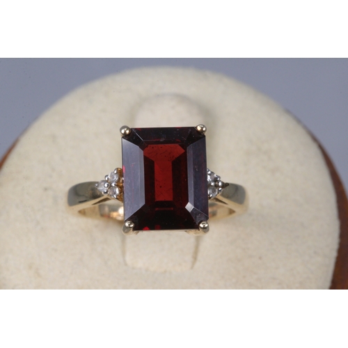 205 - 9ct yellow gold rectangular garnet ring, 1 accent stone lost (approx. weight 4.3g)