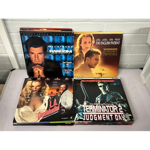 431 - A selection of laser disc films to include Starship Troopers, Papilliom, Terminator 2, Platoon, The ... 