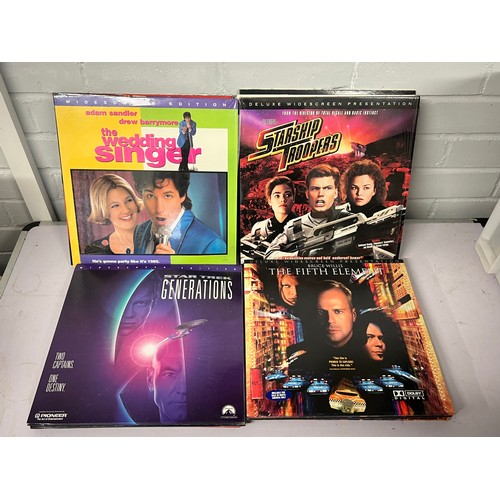 431 - A selection of laser disc films to include Starship Troopers, Papilliom, Terminator 2, Platoon, The ... 