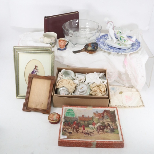 252 - Two cartons of assorted sundries to include ceramics, decorative glass bowls etc