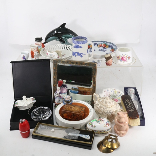 252 - Two cartons of assorted sundries to include ceramics, decorative glass bowls etc