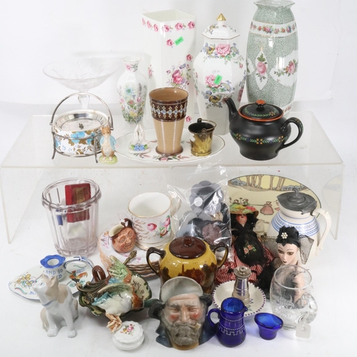 253 - A selection of decorative ceramics and glassware