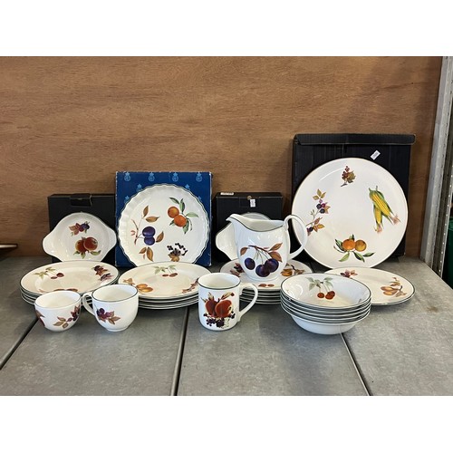 230 - A large quantity of Evesham Vale dinner ware to include plates, bowls, etc