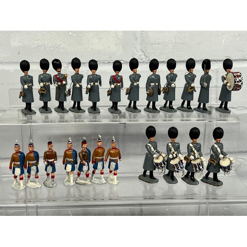 606 - A box of handmade soldiers to include 17 handmade lead and plastic guards, 35 mixed handmade soldier... 