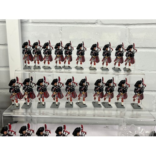 607 - A selection of plastic and lead soldiers to including Grenadiers band figures, approx. 25 Britains S... 