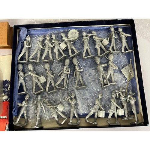 607 - A selection of plastic and lead soldiers to including Grenadiers band figures, approx. 25 Britains S... 