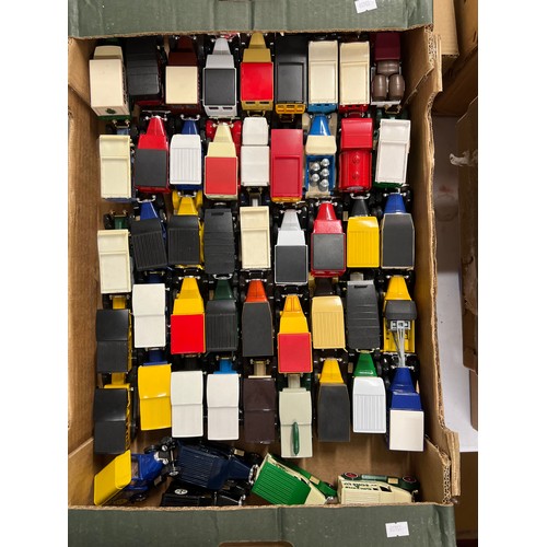 661 - A quantity of loose diecast vehicles mainly matchbox models of yesteryear