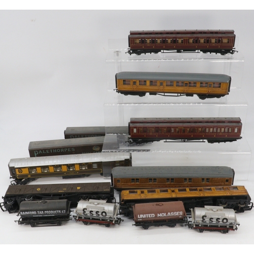 113 - 4 boxed 00 gauge Hornby Pullman coaches R223 together with lots of loose coaches, wagons, trucks etc