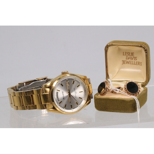 307 - A pair of 9ct gold cufflinks (approx. weight 9.8g) together with a gents Accurist wristwatch