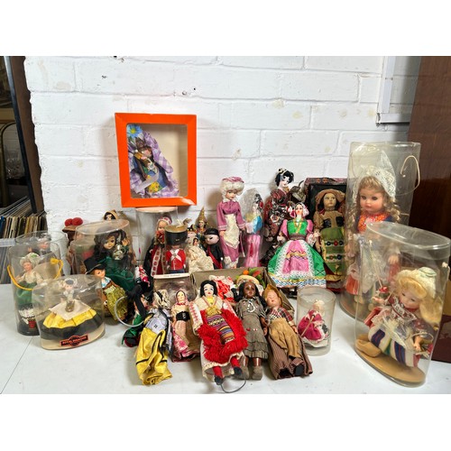 522 - Quantity of vintage and later souvenir dolls