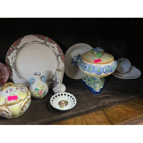 412 - A selection of ceramics to include Japanese floral sugar pot, Lomonosov cup and saucer, tea ware and... 