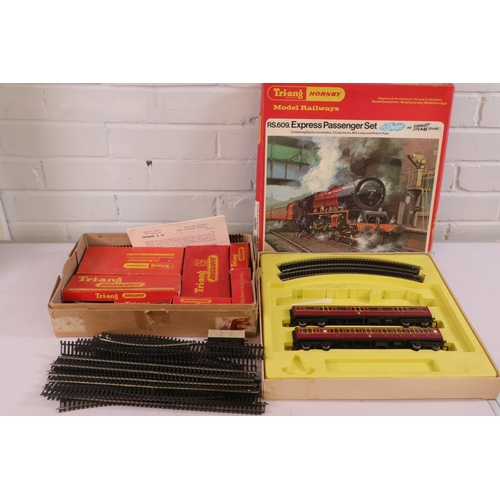 128 - Triang Hornby RS609 Express Passenger set together with loose track, R124 Brake Van, R71 Closed good... 