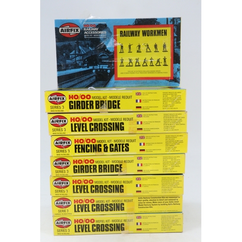 200 - Eight airfix OO gauge models kits including Girder Bridge, Railway workmen etc