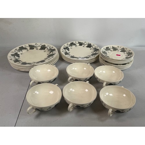 669 - A selection of Wedgwood Napoleon Ivy pattern to include Soup Bowls, Saucers, Plates etc