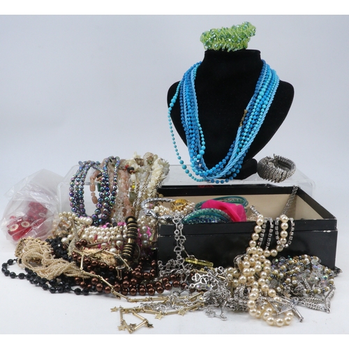 491 - A selection of vintage to later costume jewellery to include necklaces, clip on earrings, bangles pl... 