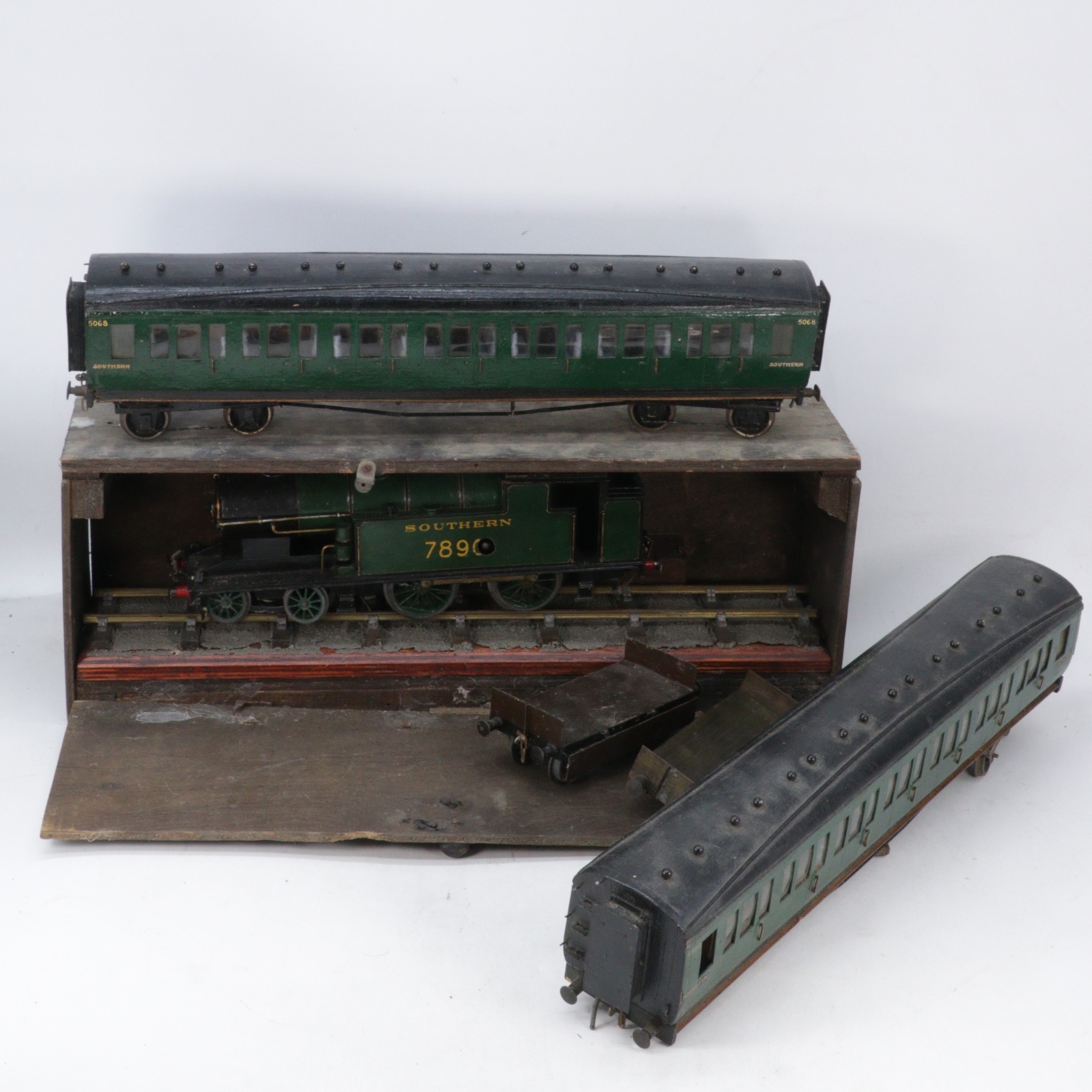Vintage clockwork Southern loco and 2 wooden carriages