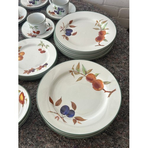 515 - Royal Worcester Evesham Vale including 13 dinner plates, 12 cups/14saucers, 5 bowls, 4 side plates t... 