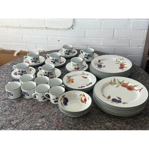515 - Royal Worcester Evesham Vale including 13 dinner plates, 12 cups/14saucers, 5 bowls, 4 side plates t... 