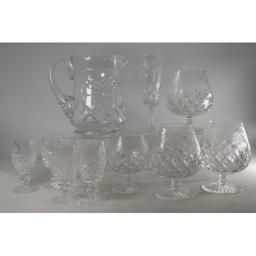 522 - A selection of good quality cut glass to include glasses, jug etc