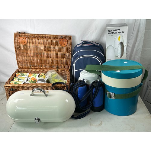 373 - Retro picnic bucket with plates, cups etc, small portable bbq, waterbottles etc
