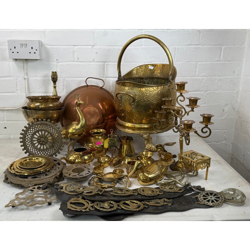 518 - A selection of brassware to include coal bucket, copper bedwarmer, brass trivets etc