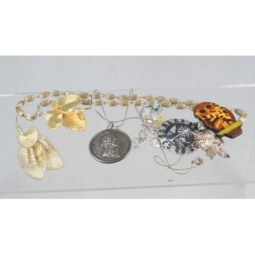 201 - Shakespeare commemorative medallion together with a small quantity of costume jewellery.