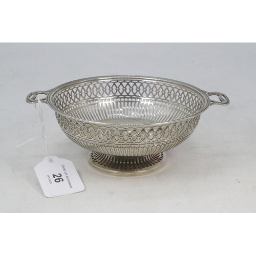 26 - Sterling silver two handled bonbon dish. Approx 128g Black Starr Frost.