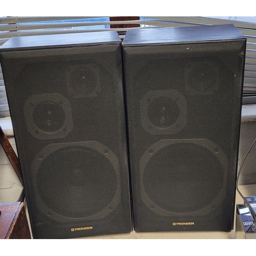752 - Pioneer separates stacking system and 2 speakers, trade/spares/repairs