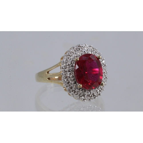 139 - A 9ct gold cluster ring with central stone and small diamond chips (approx. weight 3.7g).