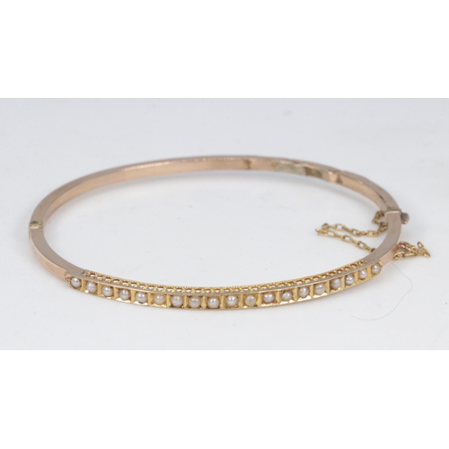 155 - Unmarked gold bracelet set with seed pearls (approx. weight 4.2g)