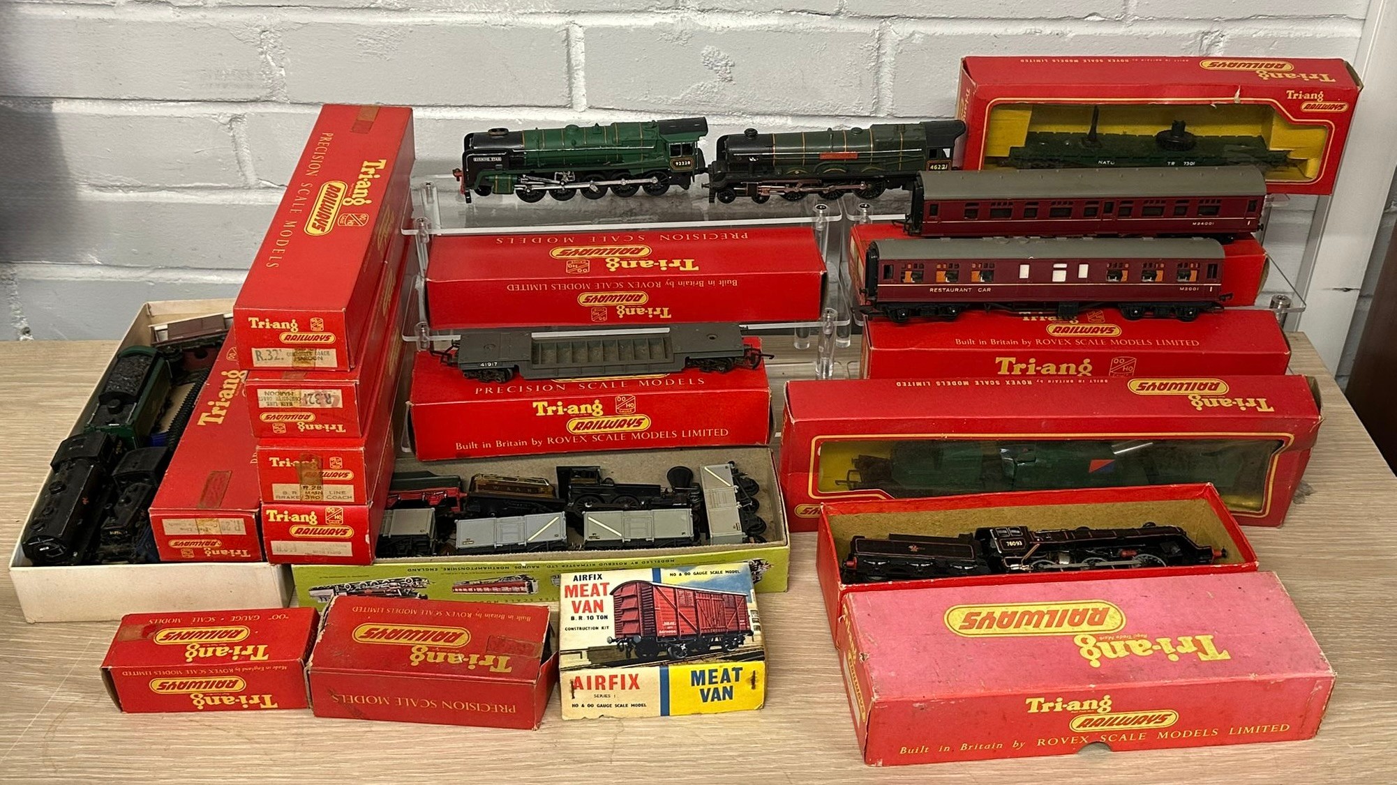 Quantity of boxed Triang railways coaches, Airfix meat van, Triang R56 ...