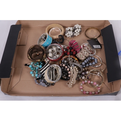 19 - Bag of costume jewellery