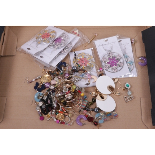 20 - Quantity of assorted earrings
