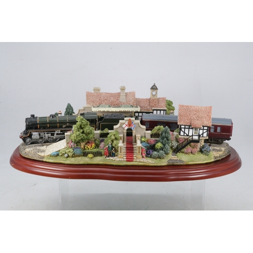 298 - Lilliput lane Buckingham palace, Sandringham  (examine small chip to turret) and a cottage 