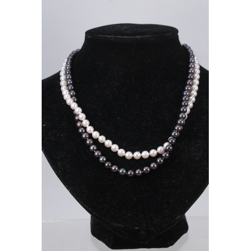 133 - A grey and white pearl necklace