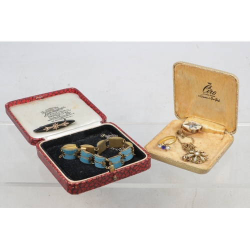 147 - A small selection of assorted costume jewellery to include bracelet, 18ct gold plated ring, mourning... 