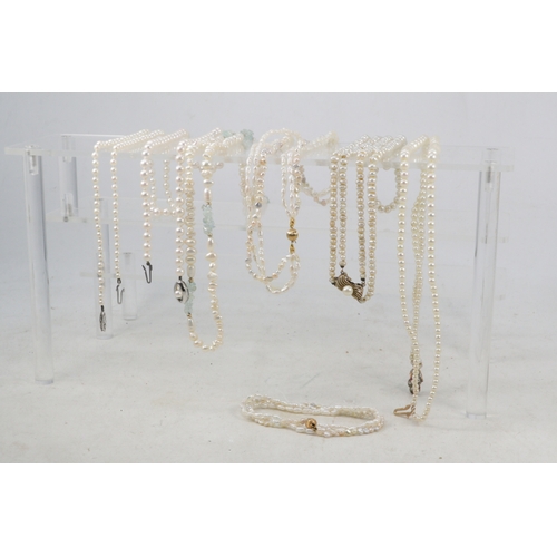 152 - A selection of assorted cultured pearl necklaces to including single graduated pearl necklace with 9... 