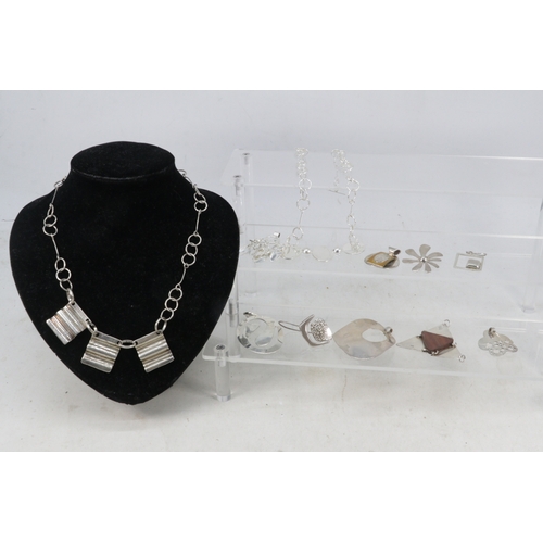 153 - A small bag of mainly sterling and 925 jewellery (approx. 118g overall)