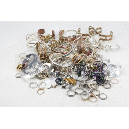 159 - A bag of assorted costume jewellery
