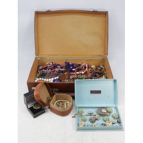 161 - Selection of vintage and later costume jewellery