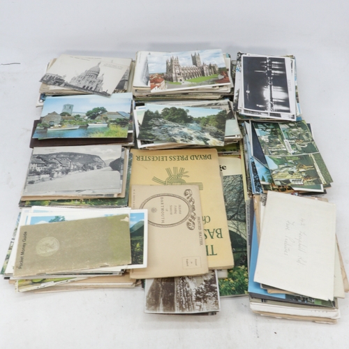 250 - A quantity of assorted vintage and later postcards